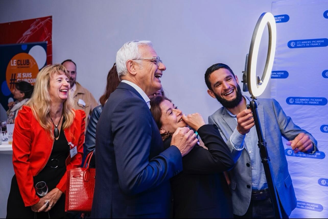 Événement corporate – professionnels s'amusant avec le vidéobooth 360° MB Events