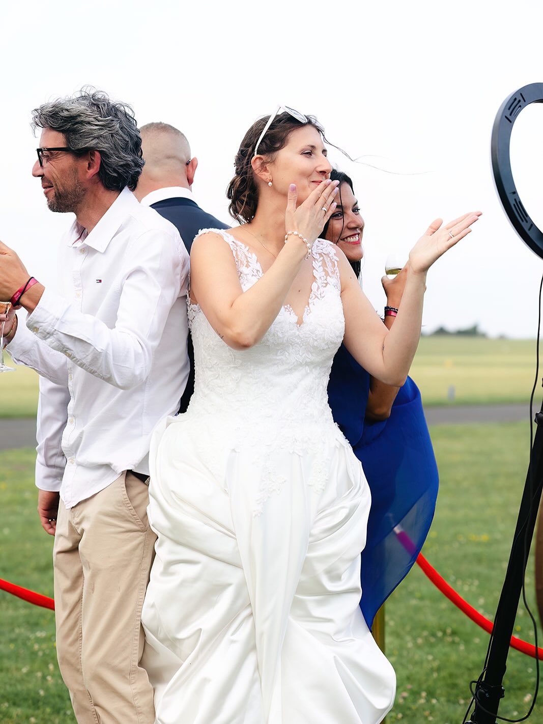 Mariée émue devant le vidéobooth 360° MB Events