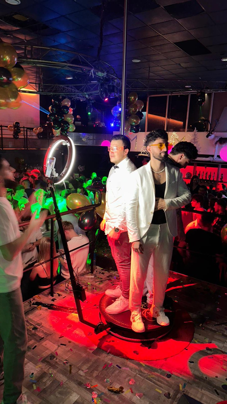 Soirée en club – invités sur la plateforme 360° avec éclairage LED