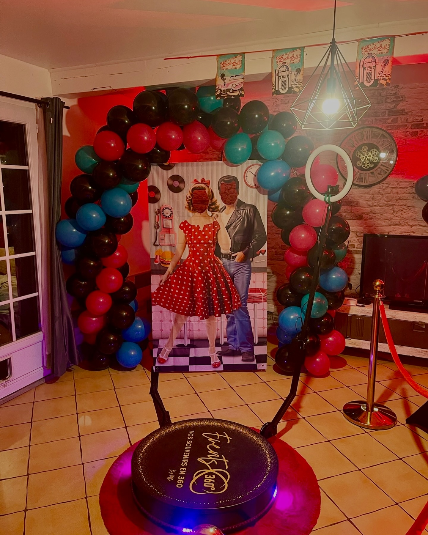 Vidéobooth 360° en action – couple sur la plateforme avec arche de ballons