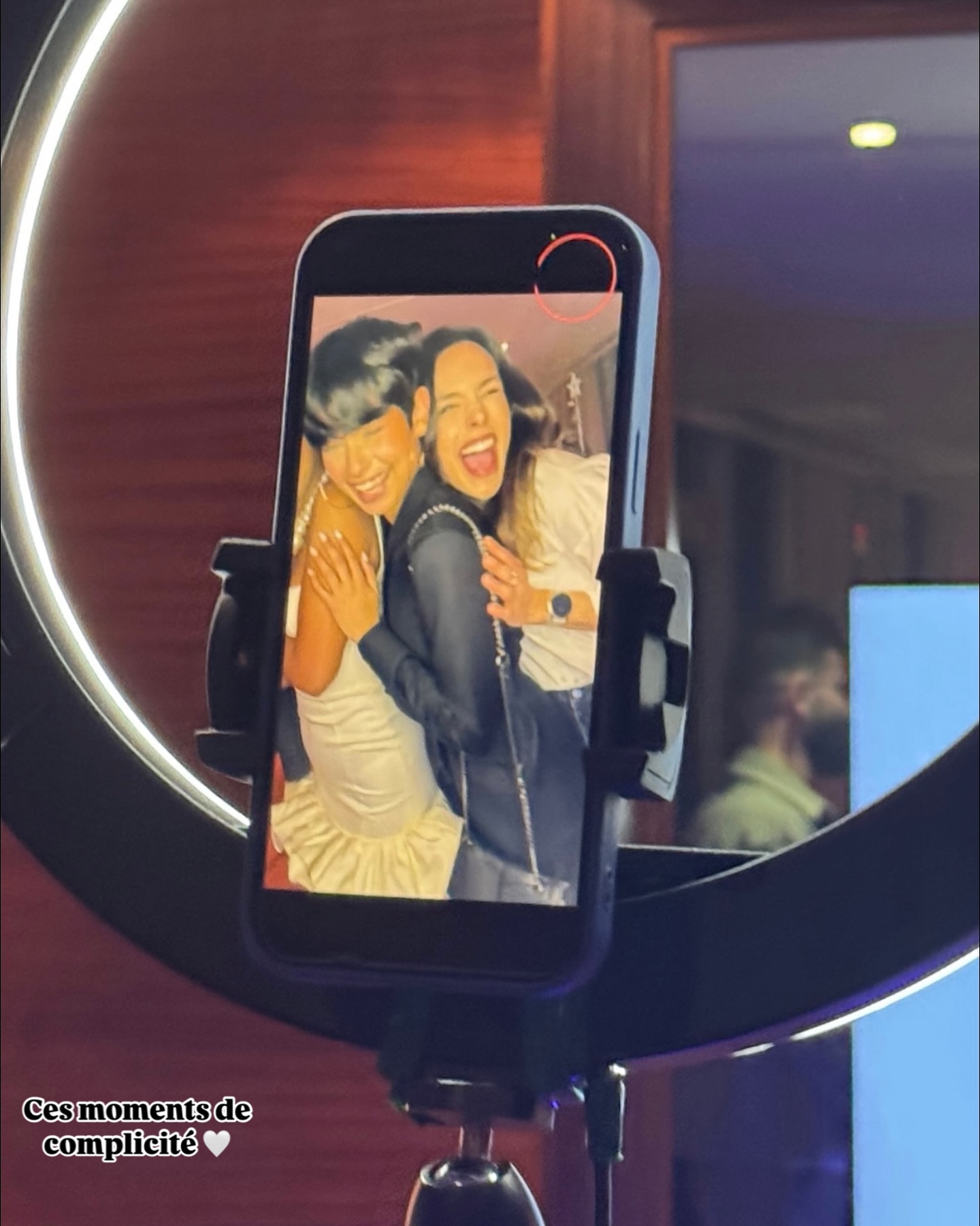 Ring light et smartphone capturant un moment de complicité sur le vidéobooth 360°